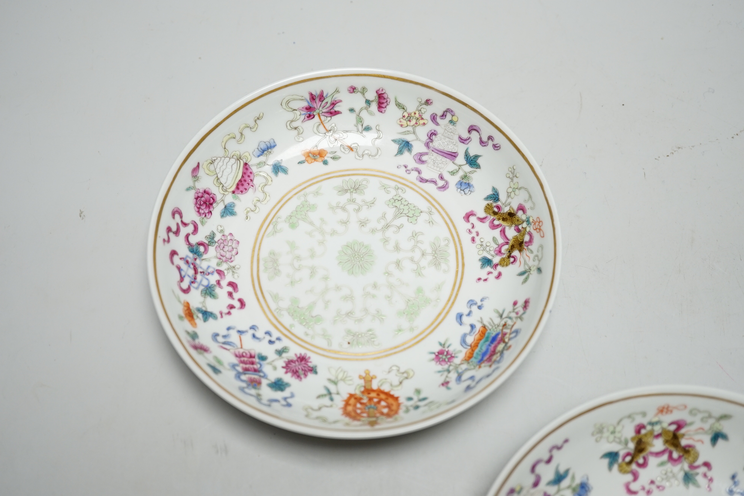 A pair of Chinese famille rose saucer dishes, 14.5cm diameter